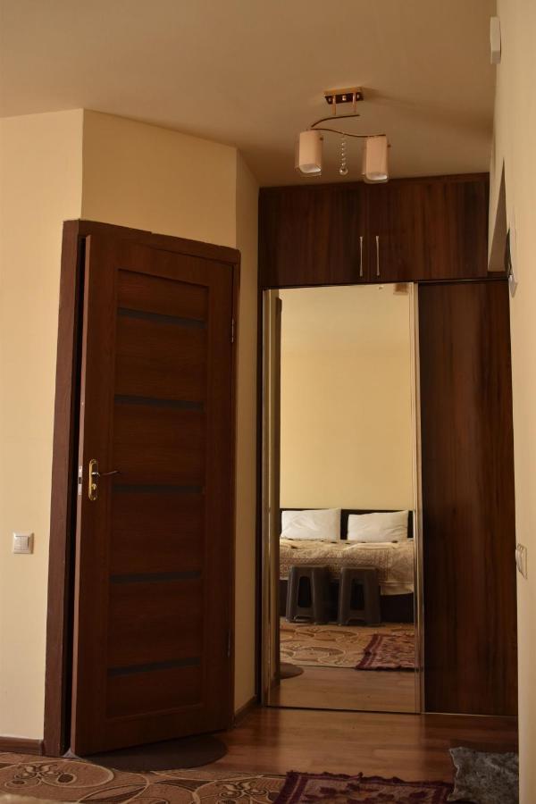 Ferienwohnung Напротив Спортивно-Концертного Комплекса Erivan Exterior foto